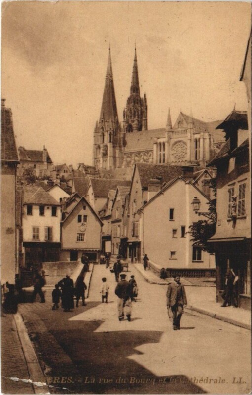 Carte postale ancienne Chartres-La rue du Bourg et la Cathédrale à Chartres