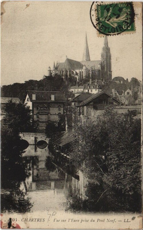 Carte postale ancienne Chartres-Vue sur l'Eure prise du Pont Neuf à Chartres