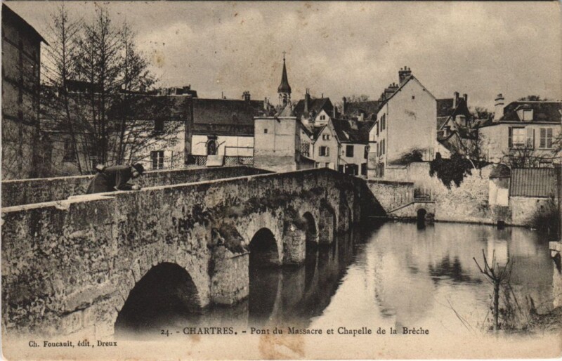 Carte postale ancienne Chartres-Pont du Massacre et Chapelle de la Bréche à Chartres