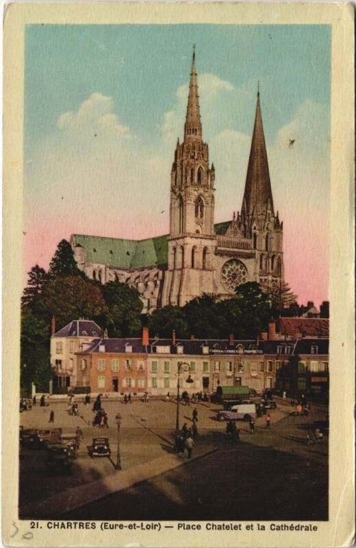Carte postale ancienne Chartres-Place Chatelet et la Cathédrale à Chartres