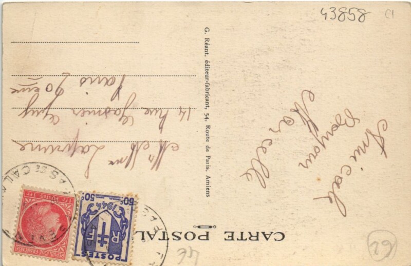Carte postale ancienne Frevent -Monument aux Morts et Eglise