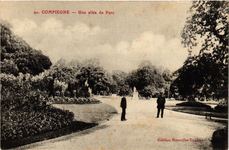 Carte postale ancienne Compiegne Une allee du Parc France