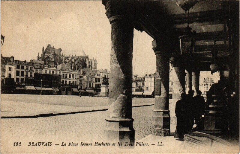 Carte postale ancienne Beauvais La Place Jeanne Hachette et les Trois Piliers France à Beauvais