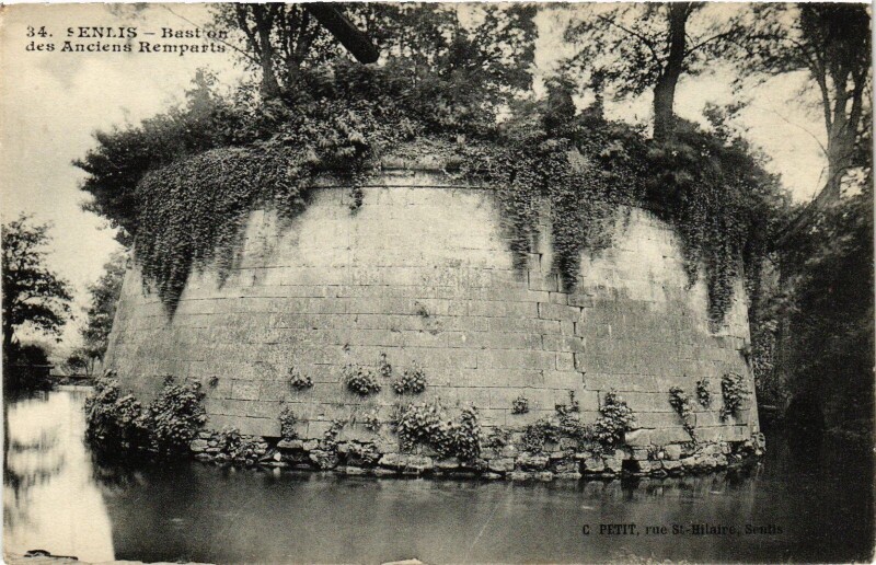 Carte postale ancienne Senlis Bastion des Anciens Remparts France à Senlis