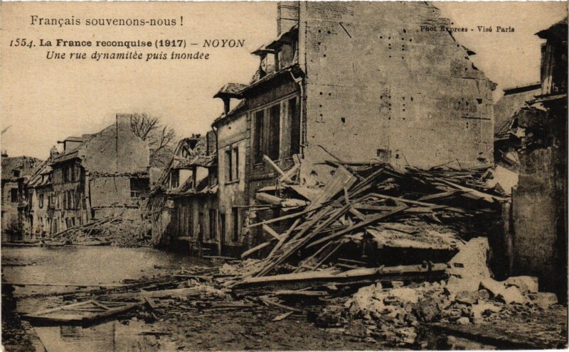 Carte postale ancienne Noyon Une rue dynamitee puis inondee France à Noyon