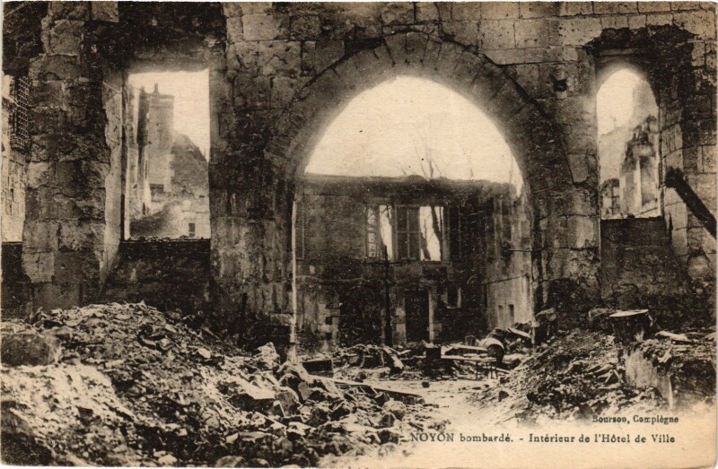 Carte postale ancienne Noyon Interieur de l'Hotel de Ville France à Noyon