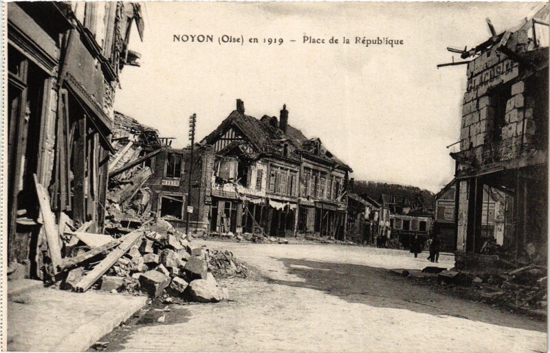 Carte postale ancienne Noyon Place de la Republique France à Noyon
