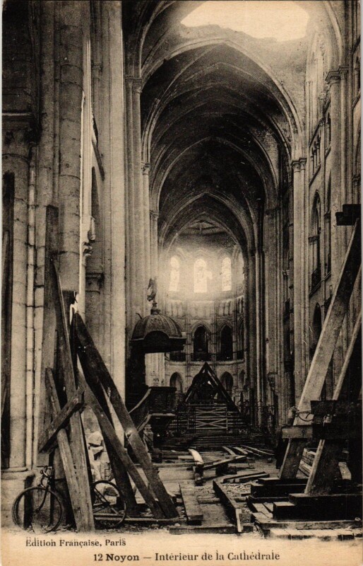 Carte postale ancienne Noyon Interieur de la Cathedrale France à Noyon