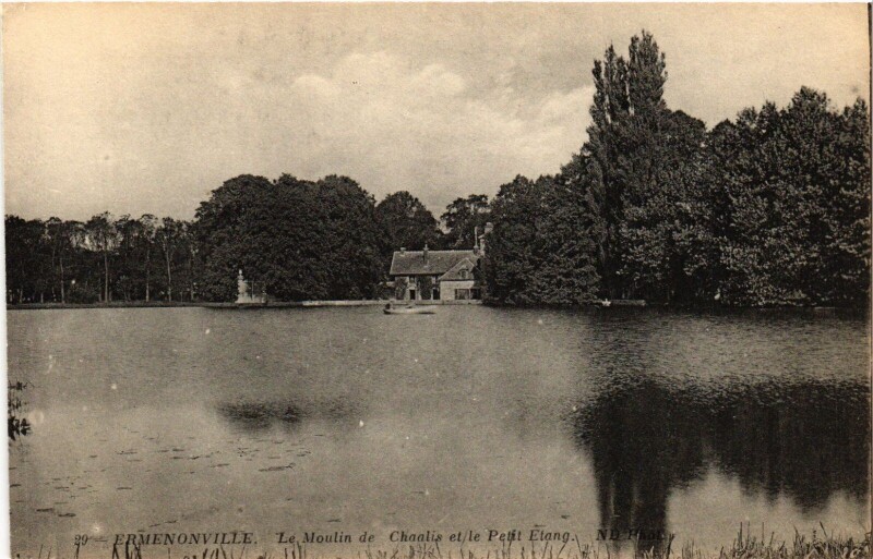 Carte postale ancienne Ermenonville Le Moulin de Chaalis et le Petit Etang France à Ermenonville
