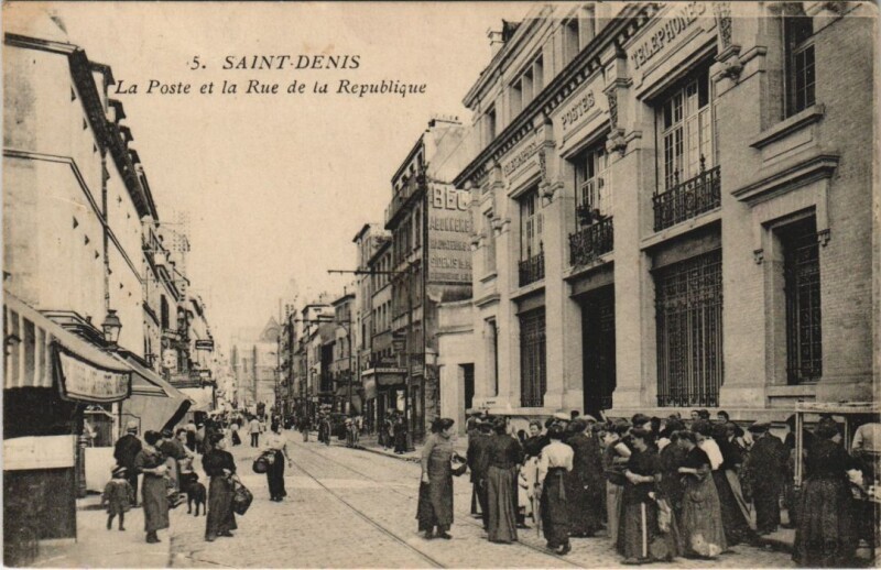 Carte postale ancienne Saint-Denis - La Poste et la Rue de la Republique à Saint-Denis