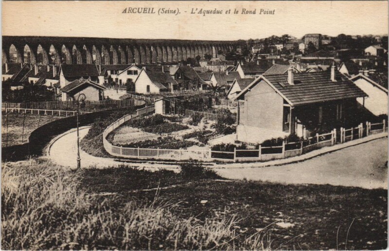 Carte postale ancienne Arcueil - L'Aqueduc et le Rond Point à Arcueil