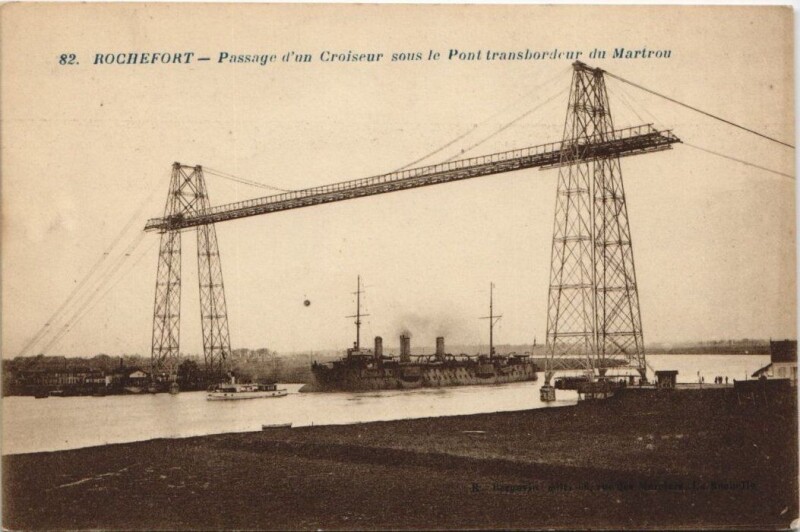Carte postale ancienne Rochefort-Passage d'un Croiseur sous Pont transbordeur du Martrou à Rochefort