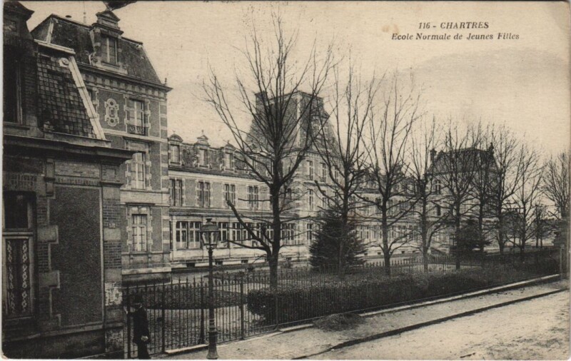 Carte postale ancienne Chartres Ecole Normale de Jeunes Filles à Chartres