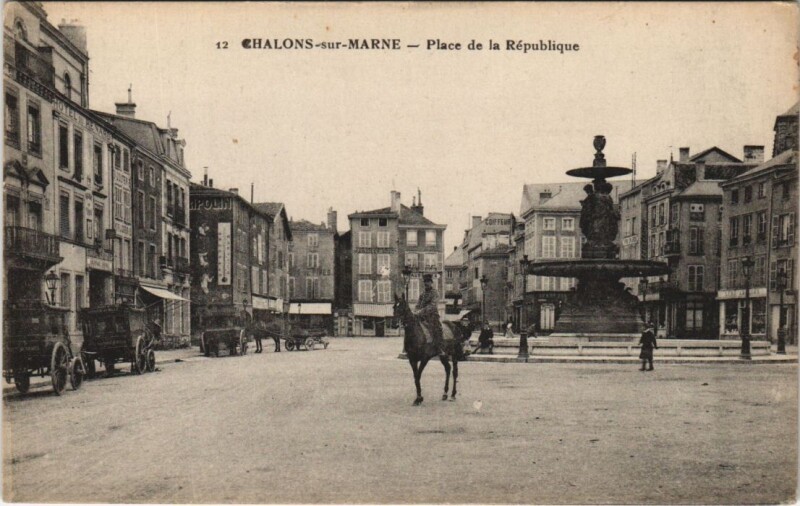 Carte postale ancienne Chalons-sur-Marne - Place de la Republique