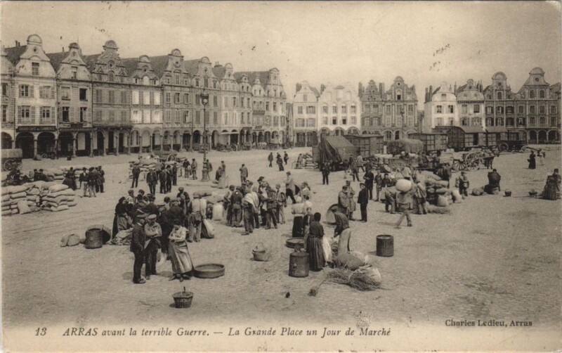 Carte postale ancienne Arras avant la terrible Guerre-La Grande Place un Jour de Marché à Arras