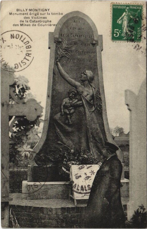 Carte postale ancienne Billy-Montigny-Monument érigé sur la tombe des Victimes à Billy-Montigny