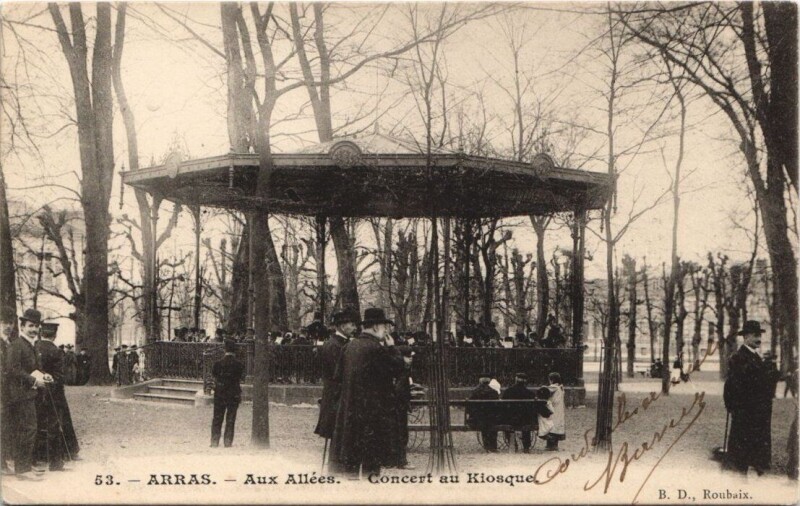 Carte postale ancienne Arras-Aux Allées-Concert au Kiosque à Arras