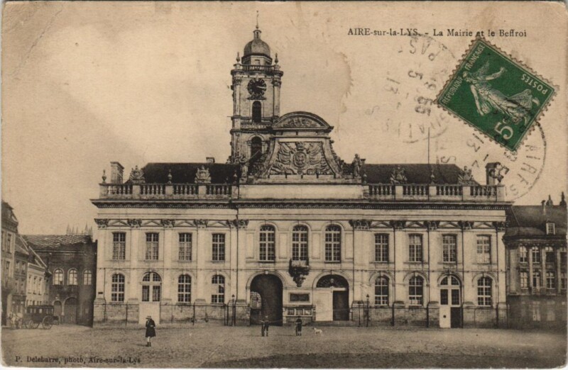 Carte postale ancienne Aire-sur-la-Lys-La Mairie et le Beffroi à Aire-sur-la-Lys
