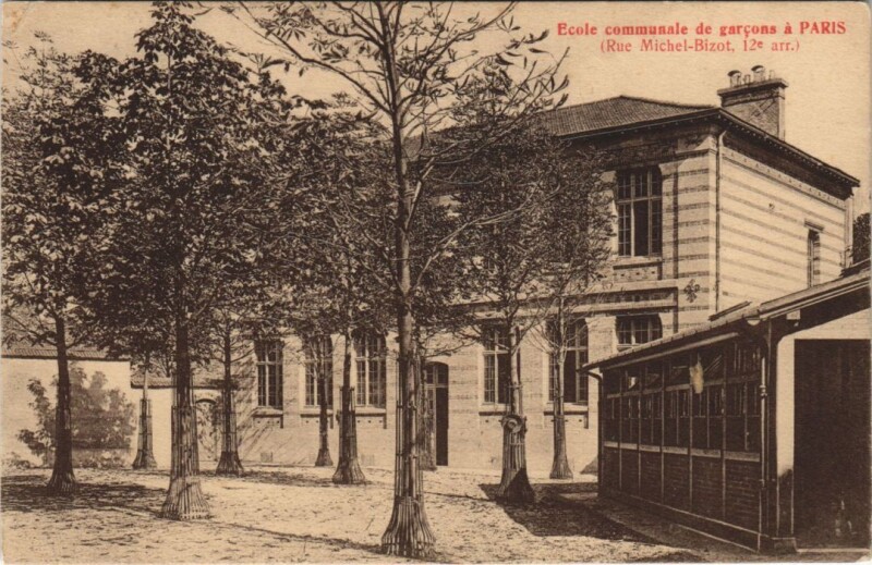 Carte postale ancienne Ecole communale de garcons á Paris !pub au dos