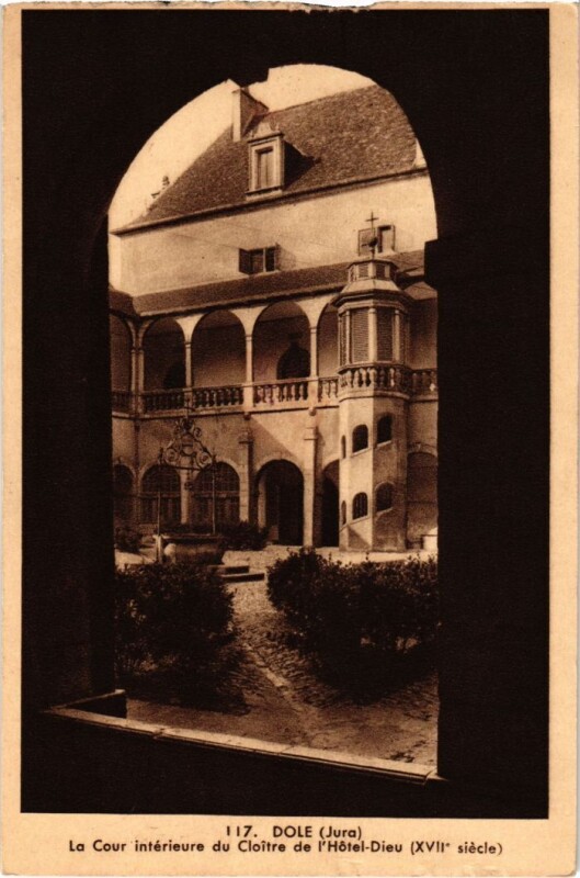 Carte postale ancienne Dole- La Cour interieure du Cloitre de l'Hotel Dieu France