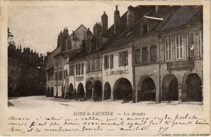 Carte postale ancienne Lons le Saunier- Les Arcades France à Lons-le-Saunier