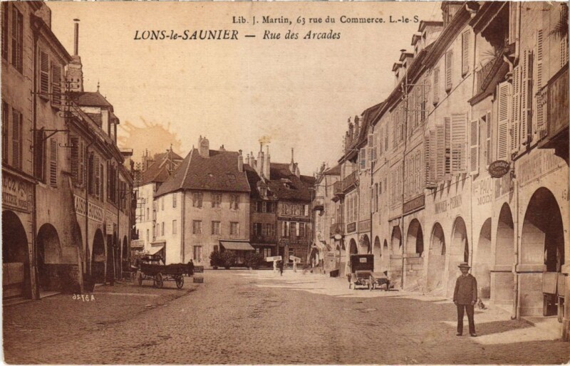 Carte postale ancienne Lons le Saunier- Rue des Arcades France à Lons-le-Saunier