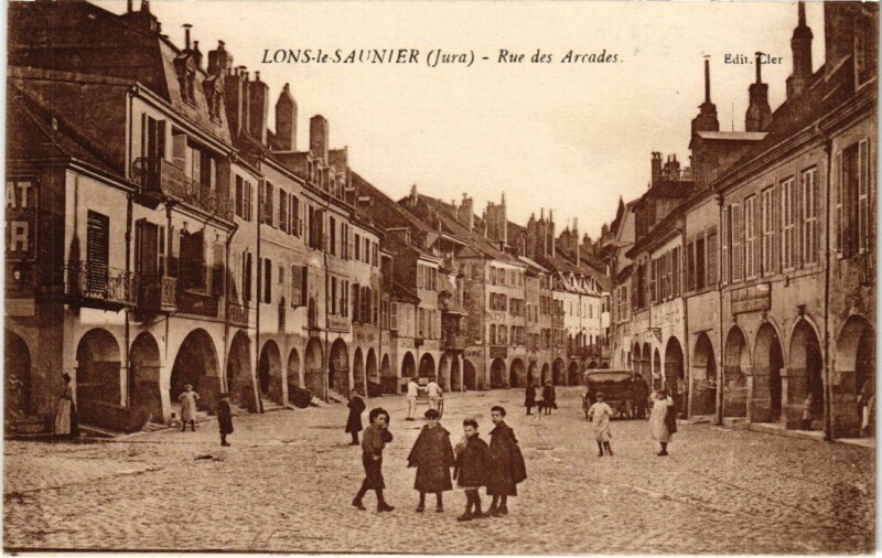 Carte postale ancienne Lons le Saunier- Rue des Arcades France à Lons-le-Saunier