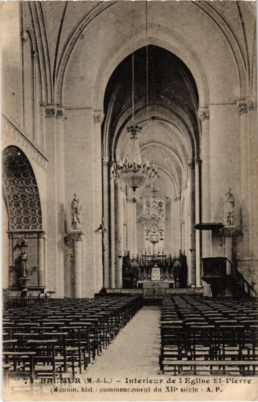 Carte postale ancienne Saumur- Interieur de l'Eglise Saint-Pierre France à Aumur