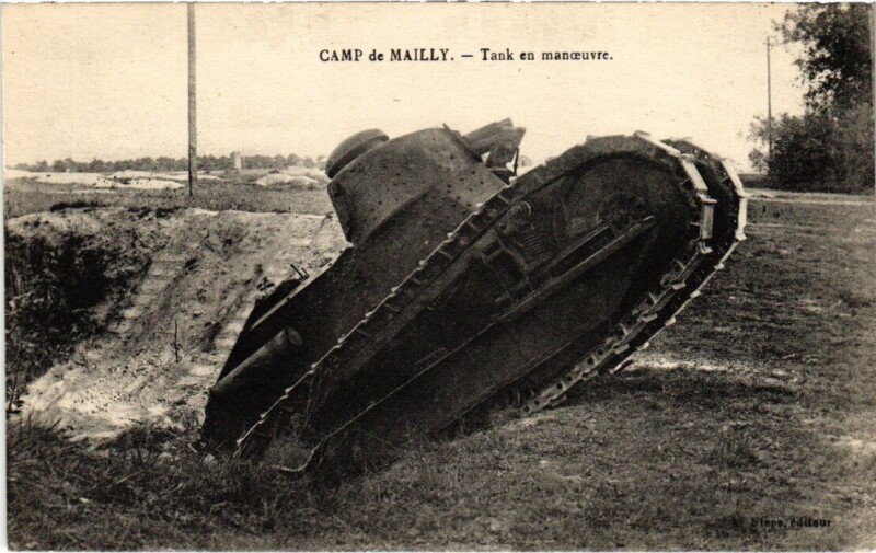 Carte postale ancienne Camp-de-Mailly - Tank en manoeuvre