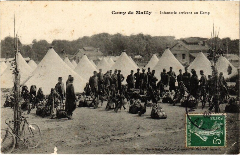 Carte postale ancienne Camp-de-Mailly - Infanterie arrivant au camp