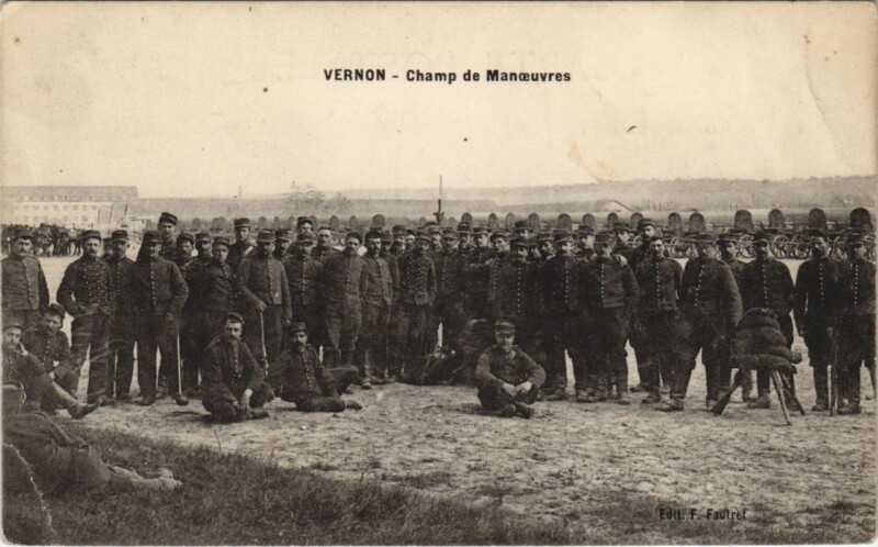 Carte postale ancienne Vernon-Champ de Manoeuvres à Vernon