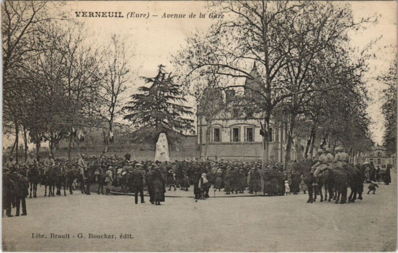 Carte postale ancienne Verneuil-Avenue de la Gare