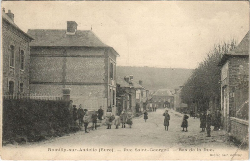 Carte postale ancienne Romilly-sur-Andelle - Rue-Saint-Georges - Bas de la Rue à Romilly-sur-Andelle