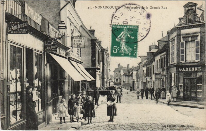 Carte postale ancienne Nonancourt-Perspective de la Grande-Rue à Nonancourt