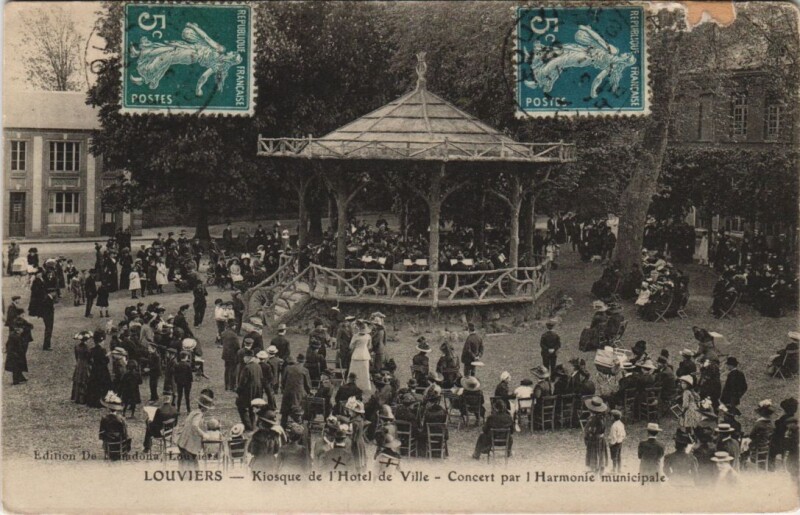 Carte postale ancienne Louviers-Kiosque de l'Hotel de Ville-Concert par l Harmonie à Louviers