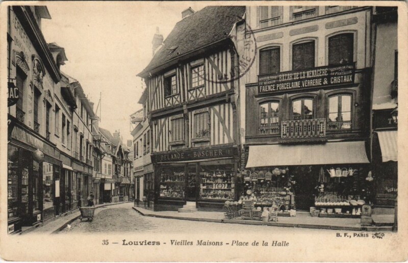 Carte postale ancienne Louviers-Vieilles Maisons-Place de la Halle à Louviers