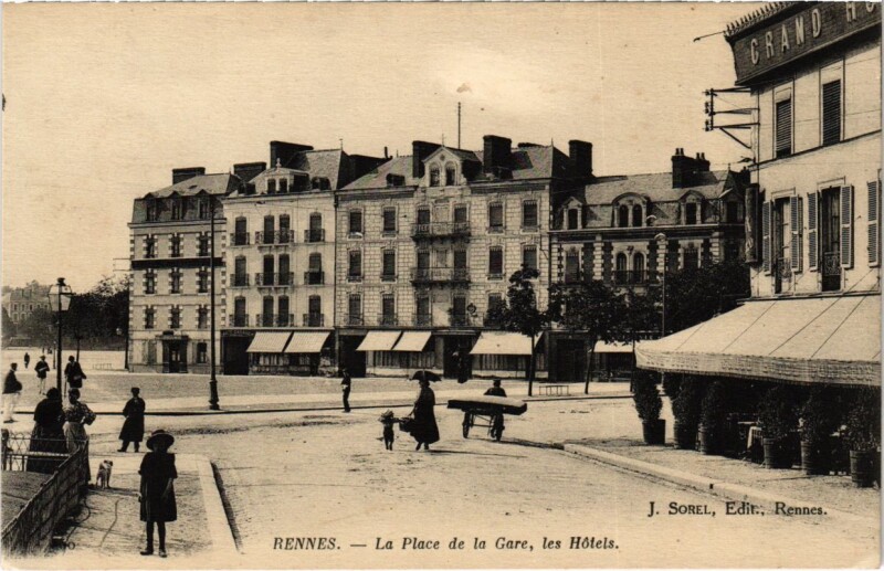 Carte postale ancienne Rennes La Place de la Gare, les Hotels France à Rennes