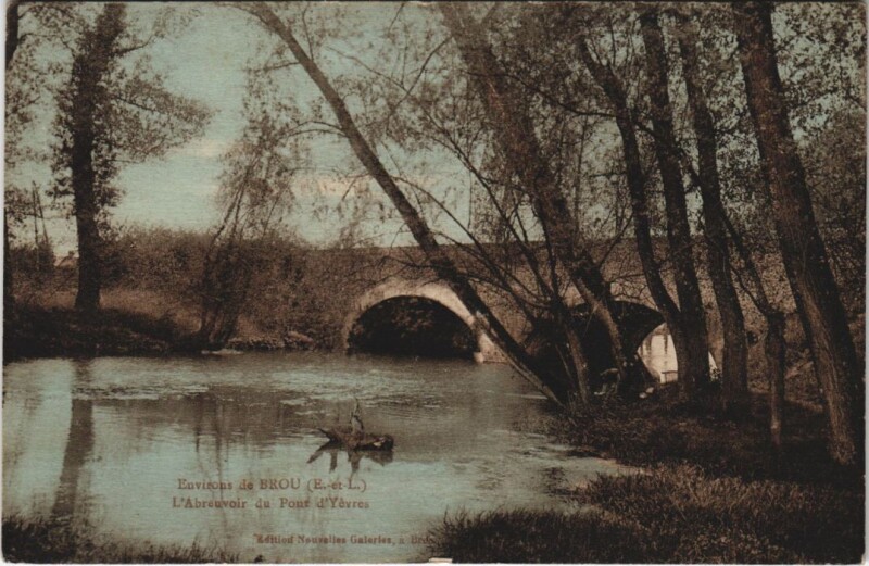 Carte postale ancienne Enviros de Brou L'Abreuvoir du Pont d'Yévres