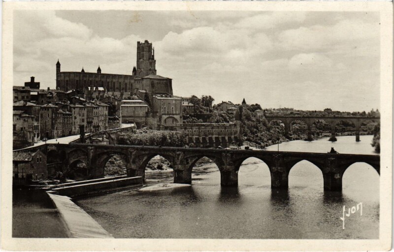 Carte postale ancienne Albi Le Pont Vieux et la Cathedrale France à Vieux