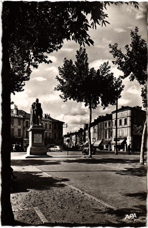 Carte postale ancienne Gaillac Place de la Liberation France à Gaillac