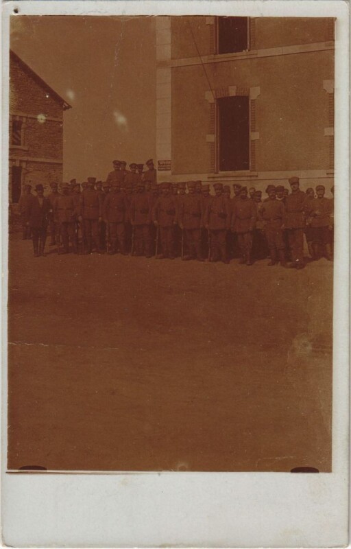 Carte postale ancienne Abbeville - Military - Soldiers