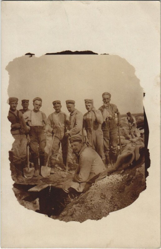 Carte postale ancienne Aisne - In La Musette - Soldiers