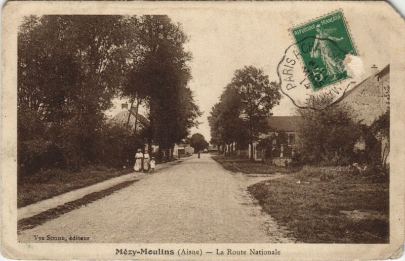 Carte postale ancienne Mezy-Moulins - La Route Nationale à Mézy-Moulins