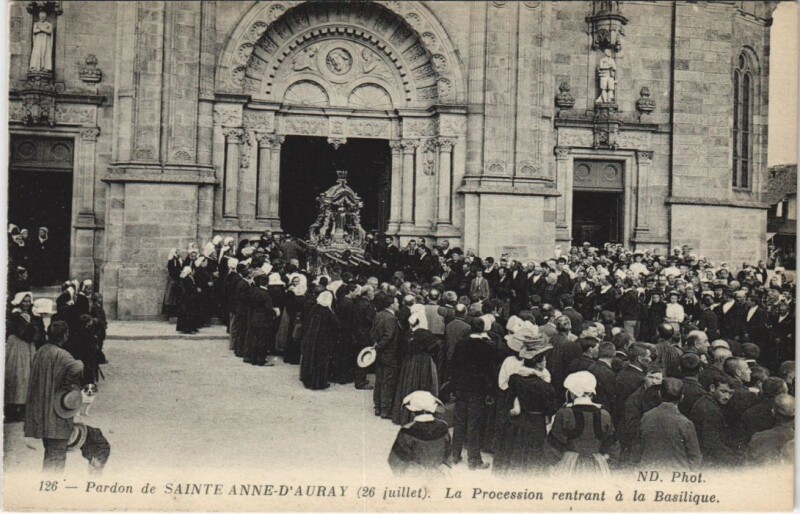 Carte postale ancienne Pardon de Sainte-Anne-d'Auray (26 Juillet) - La Procession rentrant à Auray