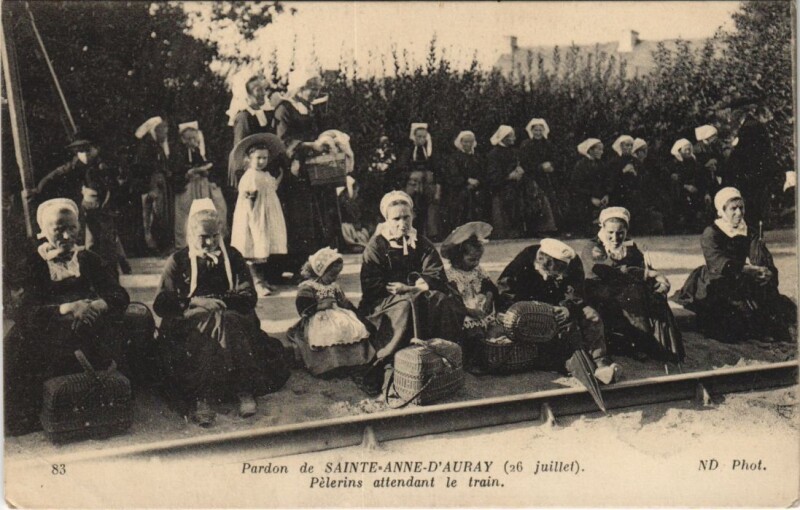 Carte postale ancienne Pardon de Sainte-Anne-d'Auray (26 Juillet) - Pelerins attendant à Auray