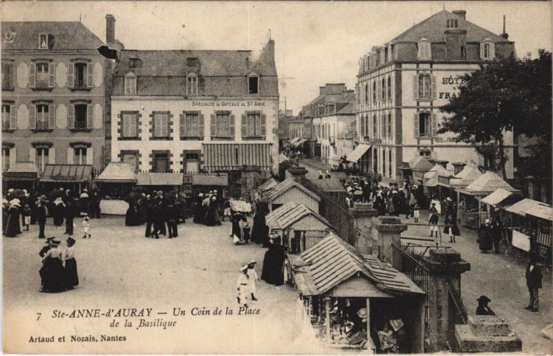 Carte postale ancienne Sainte-Anne-d'Auray - Un Coin de la Place de la Basilique à Sainte-Anne-d'Auray
