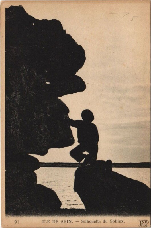 Carte postale ancienne Ile-de-Sein - Silhouette du Sphinx