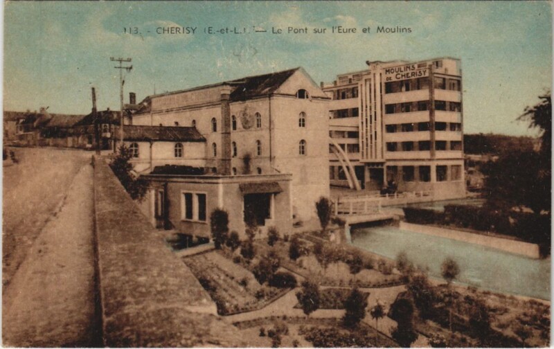 Carte postale ancienne Cherisy - Le Pont sur l'Eure et Moulins à Cherisy