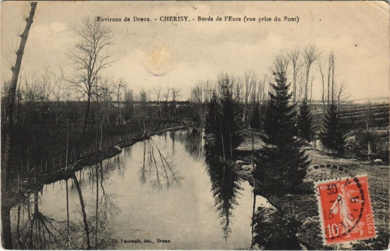 Carte postale ancienne Environs de Dreux - Cherisy - Bords de l'Eure (vue prise du Pont) à Cherisy