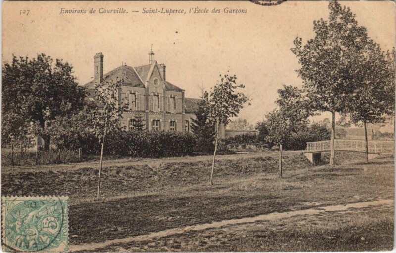 Carte postale ancienne Environs de Courville - Saint-Luperce l'Ecole des Garcons à Saint-Luperce
